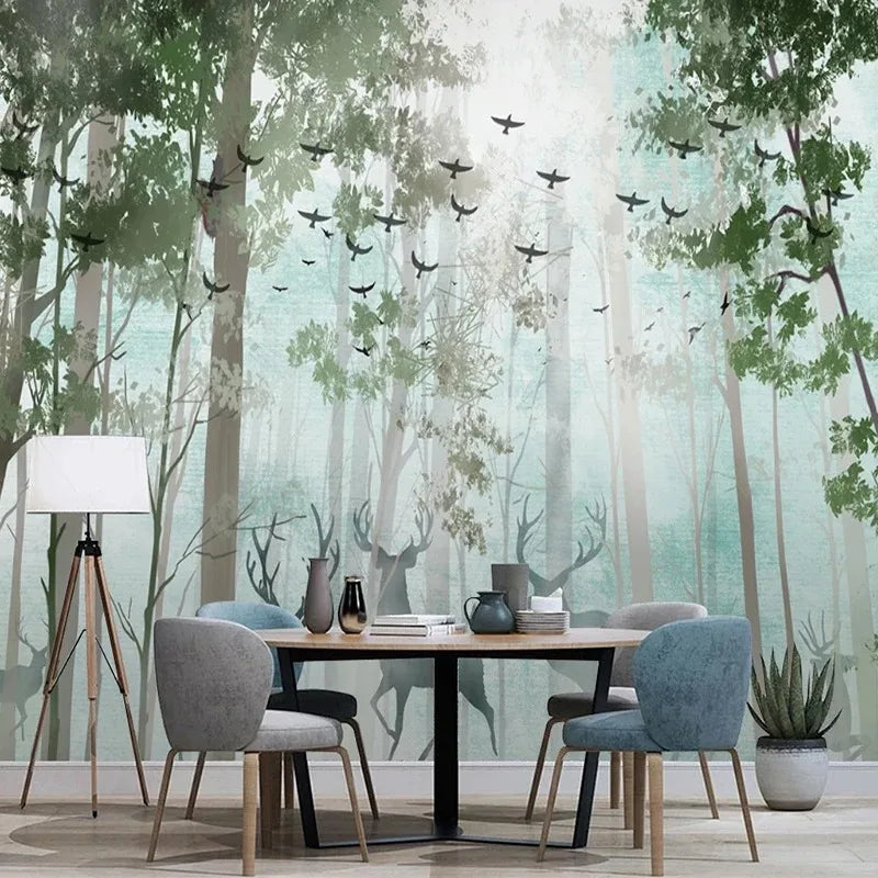 Papier peint panoramique Forêt aquarelle vert d'eau et cerfs : forêt aquarelle vert d'eau, silhouettes de cerfs et vol d'oiseaux, posé derrière une table ronde