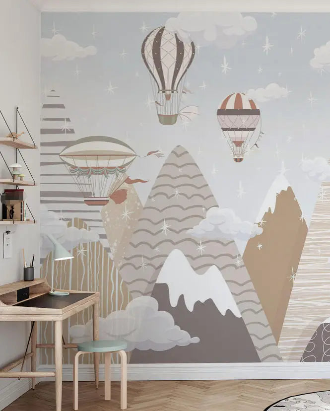 Papier peint panoramique Montgolfières et montagnes grège : montgolfières et dirigeables au-dessus de montagnes grège, taupe et blanc, posé près d'un bureau d'enfant