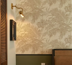 Papier peint effet palmes ton sur ton lin : effet palmes ton sur ton lin sous une applique en laiton, volets en bois et soubassement vert olive