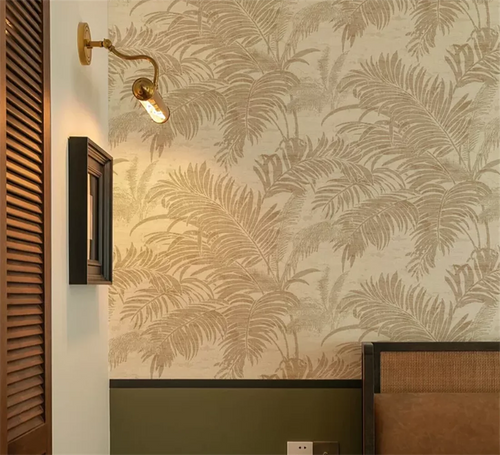 Papier peint effet palmes ton sur ton lin : effet palmes ton sur ton lin sous une applique en laiton, volets en bois et soubassement vert olive