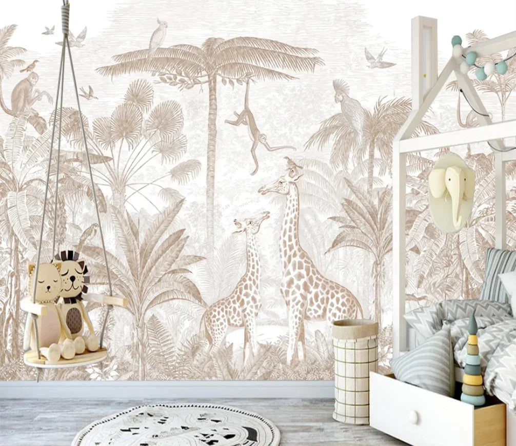 Papier peint panoramique Safari sépia : girafes, singes et palmiers en ton sable, posé dans une chambre d'enfant