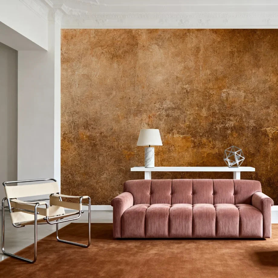 Papier peint effet enduit terracotta : effet enduit patiné terracotta, posé dans un salon