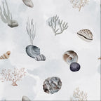 Papier peint panoramique Coquillages bleu brume : vue à plat du motif, coquillages, galets et coraux aquarelle sur fond bleu brume