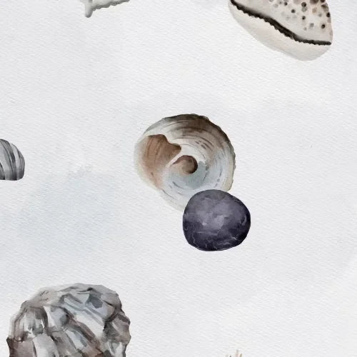 Papier peint panoramique Coquillages bleu brume : détail du motif, coquillage et galet aquarelle sur fond bleu brume