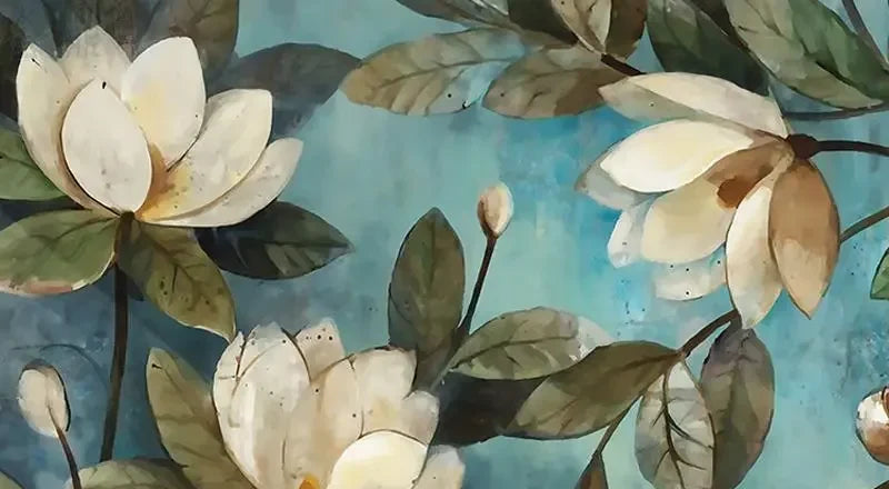 Papier peint panoramique Magnolias peints bleu canard : vue du motif, fleurs de magnolia crème, boutons et feuilles olive sur fond bleu canard