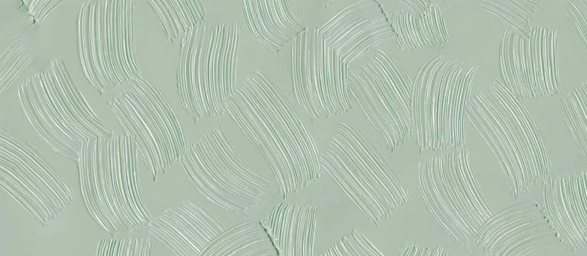 Papier peint effet plâtre peigné vert sauge : vue du motif, plâtre vert sauge travaillé en larges coups de peigne