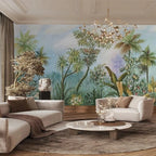 Papier peint panoramique Jungle peinte à l'ancienne : palmiers, bananiers et fleurs peints à l'ancienne dans des tons vert et bleu, posé dans un salon
