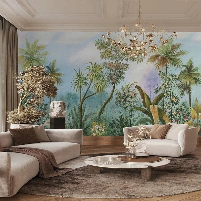 Papier peint panoramique Jungle peinte à l'ancienne : palmiers, bananiers et fleurs peints à l'ancienne dans des tons vert et bleu, posé dans un salon