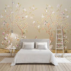 Papier peint panoramique Chinoiserie jardin fleuri sable : arbres fleuris, oiseaux et pivoines peints sur fond sable, derrière un lit blanc