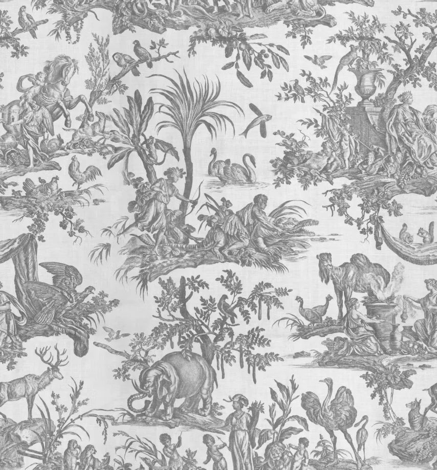 Papier peint panoramique Toile de Jouy gris perle : vue du motif, scènes d'animaux, de palmiers et de personnages dessinées en gris perle sur fond blanc cassé
