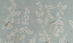 Papier peint panoramique Chinoiserie feuillage blanc céladon : vue du motif, arbustes au feuillage blanc et oiseaux sur fond céladon
