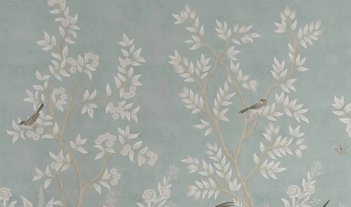 Papier peint panoramique Chinoiserie feuillage blanc céladon : vue du motif, arbustes au feuillage blanc et oiseaux sur fond céladon