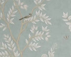 Papier peint panoramique Chinoiserie feuillage blanc céladon : détail du motif, oiseau posé sur une branche au feuillage blanc