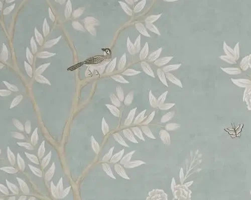 Papier peint panoramique Chinoiserie feuillage blanc céladon : détail du motif, oiseau posé sur une branche au feuillage blanc