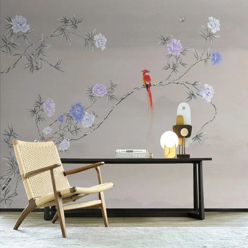 Papier peint panoramique Chinoiserie pivoines et oiseau grège : branches fleuries de pivoines mauves et blanches et oiseau rouge sur fond grège, derrière un bureau et un fauteuil en cannage