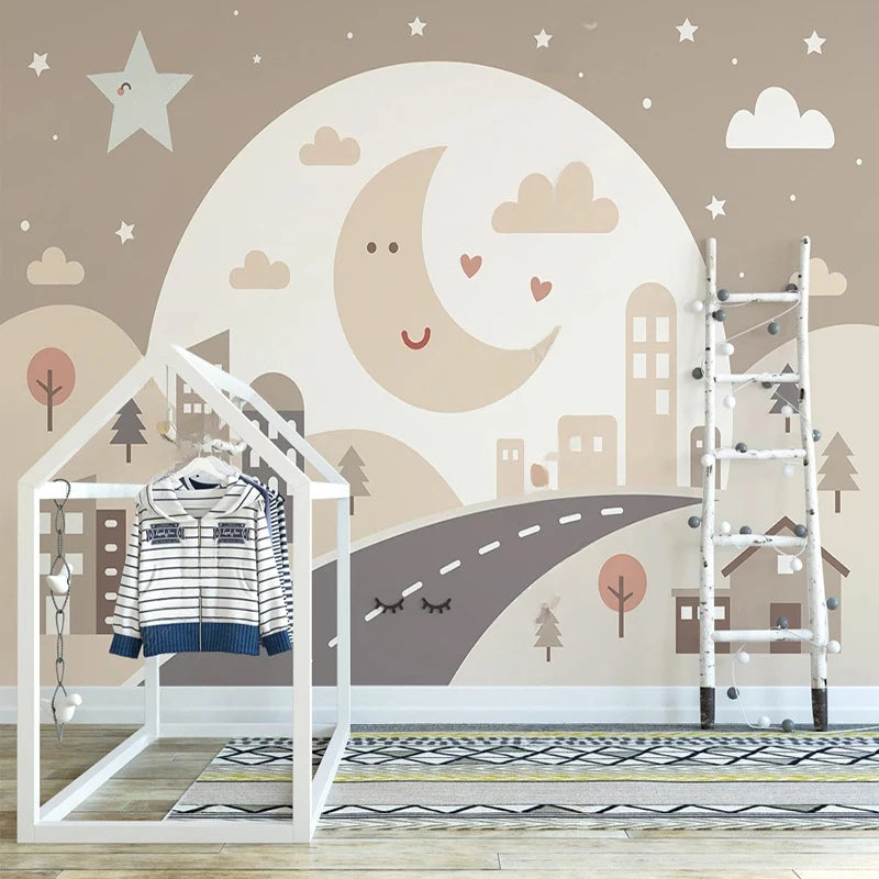 Papier peint panoramique Lune et petite ville beige : lune souriante, étoiles, nuages et petite ville en camaïeu de beige et taupe, dans une chambre d'enfant