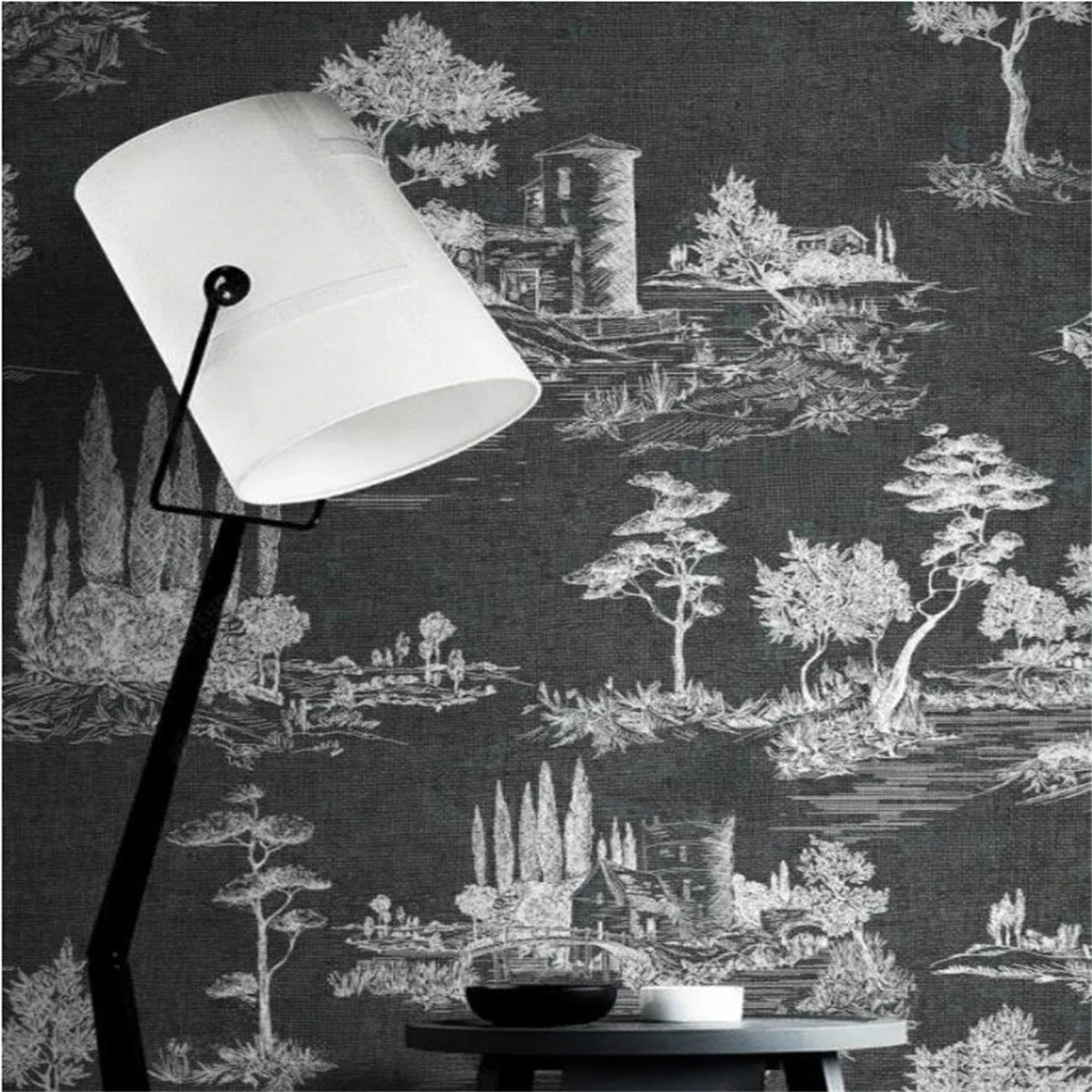 Papier peint panoramique Toile paysagère noire : paysage gravé en blanc sur fond noir, villas et cyprès, posé dans un salon