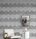 Papier peint panoramique Écailles grises à lignes fines : écailles en fines lignes blanches sur fond gris, posé dans un salon