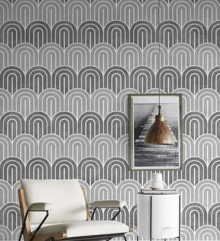 Papier peint panoramique Écailles grises à lignes fines : écailles en fines lignes blanches sur fond gris, posé dans un salon