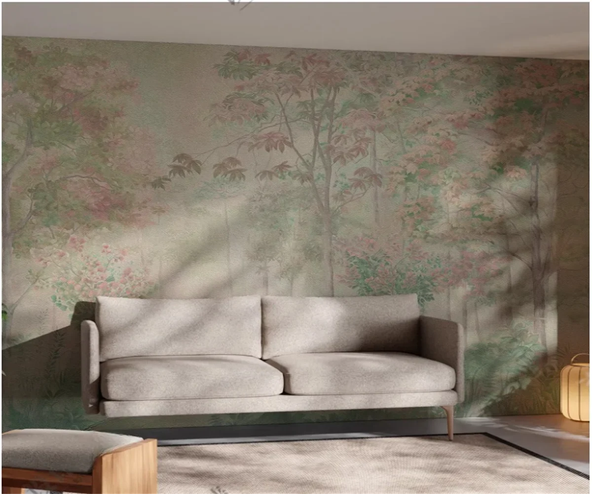 Papier peint panoramique Sous-bois fleuri vintage : forêt peinte aux feuillages vieux rose et vert passé, posé dans un salon
