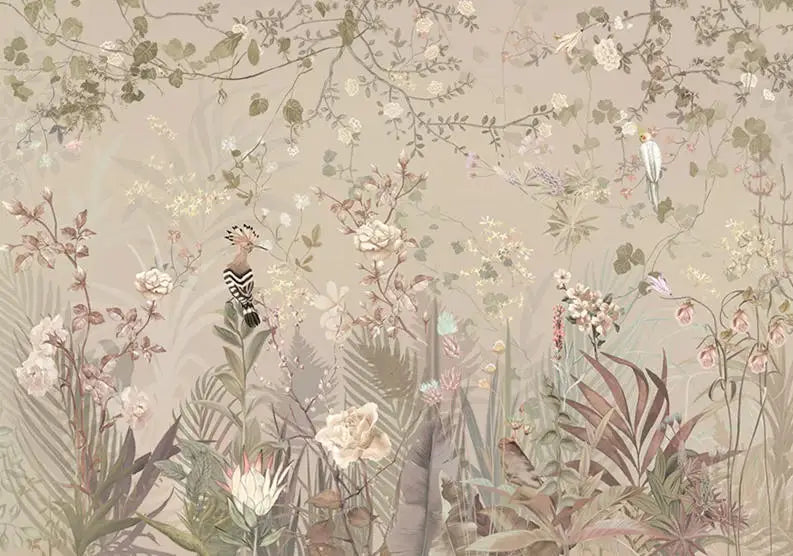 Papier peint panoramique Jardin sauvage à la huppe taupe : vue à plat, herbes folles, fleurs des champs, huppe et oiseaux sur un fond taupe