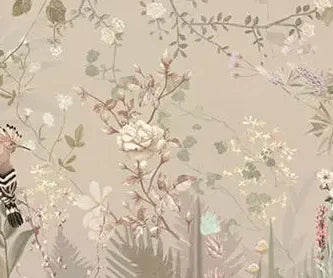 Papier peint panoramique Jardin sauvage à la huppe taupe : détail du motif, huppe perchée parmi les fleurs