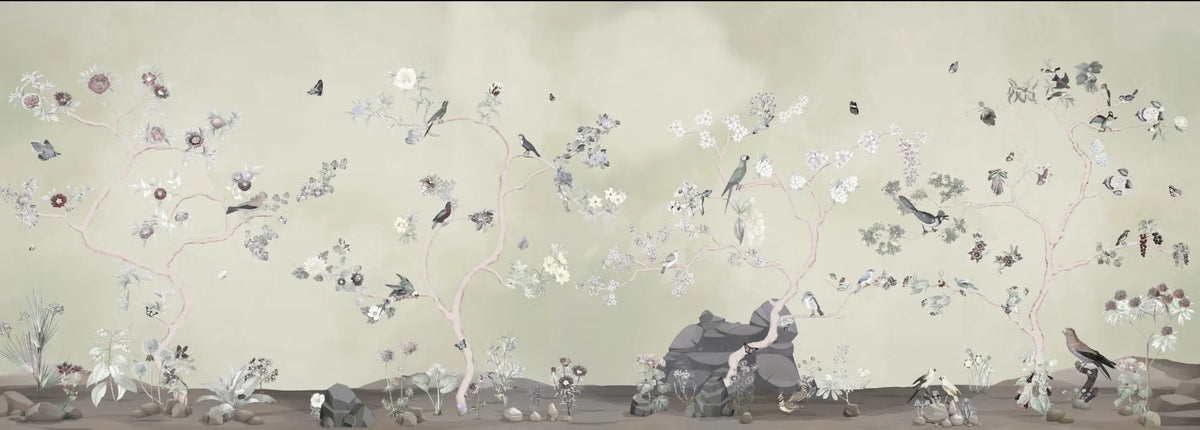 Papier peint panoramique Chinoiserie oiseaux et arbres fleuris vert sauge : vue du motif, arbres fleuris, oiseaux et rochers sur un fond vert sauge nuageux