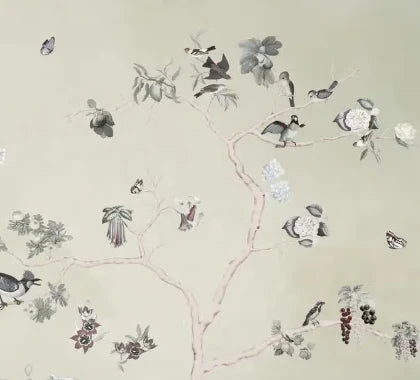 Papier peint panoramique Chinoiserie oiseaux et arbres fleuris vert sauge : détail du motif, branche fleurie et oiseaux sur fond vert sauge