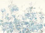 Papier peint panoramique Fleurs aquarelle bleu brume : vue du motif, fleurs, ombelles et feuillages peints à l'aquarelle en bleu brume et gris perle