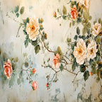Papier peint panoramique Roses anciennes et branches fleuries : vue du motif, branches de roses pêche, crème et corail sur fond ivoire patiné