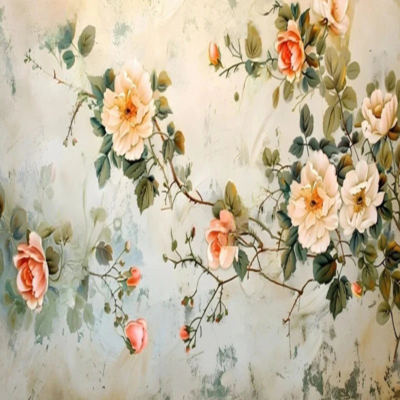 Papier peint panoramique Roses anciennes et branches fleuries : vue du motif, branches de roses pêche, crème et corail sur fond ivoire patiné