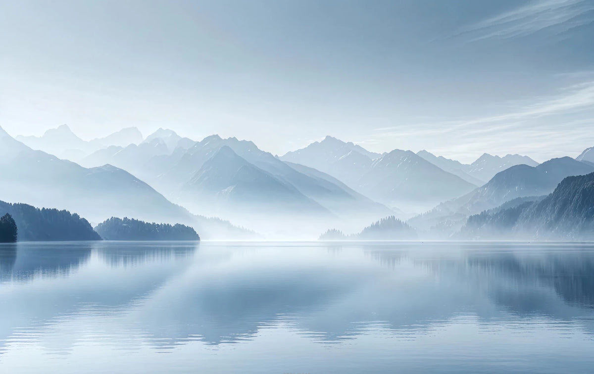 Papier peint panoramique Lac de montagne bleu brume : vue à plat du motif, montagnes voilées de brume et lac aux reflets bleu brume