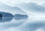 Papier peint panoramique Lac de montagne bleu brume : détail du motif, rive boisée et reflets sur le lac
