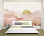 Papier peint panoramique Collines abstraites terracotta : crêtes aquarelle rose poudré et terracotta, soleil ocre, posé dans une chambre