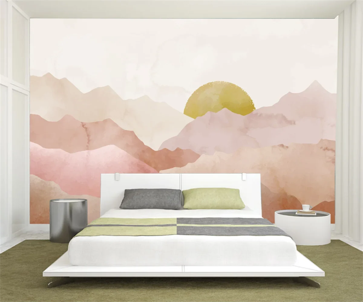 Papier peint panoramique Collines abstraites terracotta : crêtes aquarelle rose poudré et terracotta, soleil ocre, posé dans une chambre