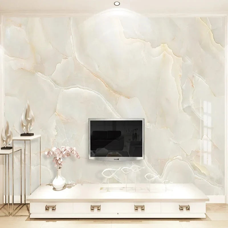Papier peint effet marbre ivoire : effet marbre crème à veines beige, posé dans un salon