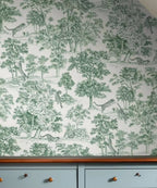 Papier peint panoramique Toile de Jouy aux tigres vert d'eau : toile de Jouy aux tigres vert d'eau au-dessus d'une commode bleu gris aux boutons en bois