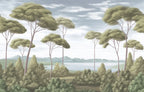 Papier peint panoramique Pins parasols peints vert sauge : vue du motif, pins parasols et bosquets vert sauge devant un lac et des collines bleutées