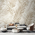 Papier peint panoramique Palmes grège peintes : palmes beige grège et taupe sur fond crème, posé dans un salon