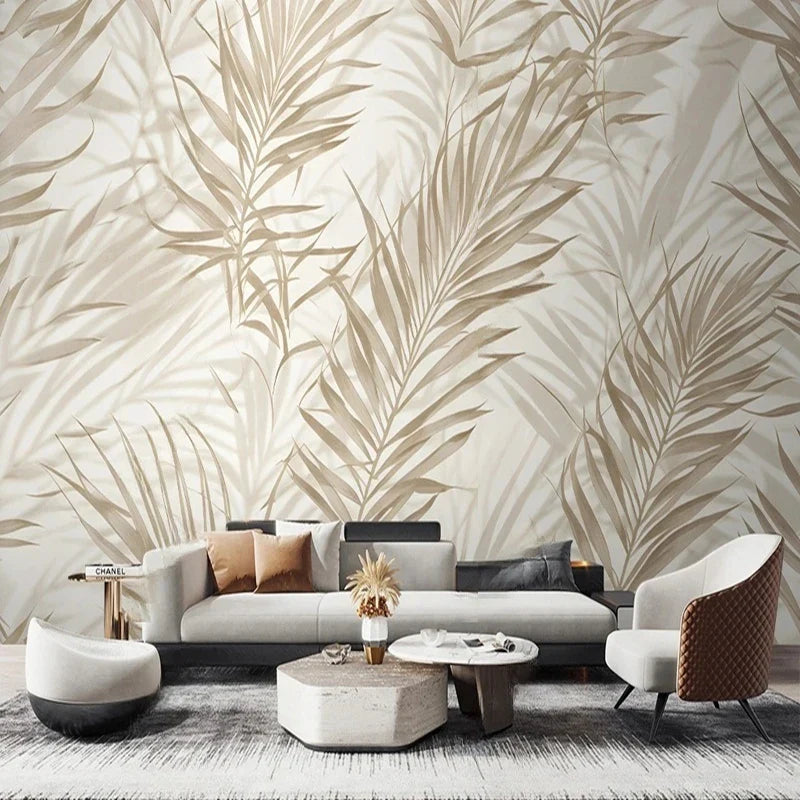 Papier peint panoramique Palmes grège peintes : palmes beige grège et taupe sur fond crème, posé dans un salon