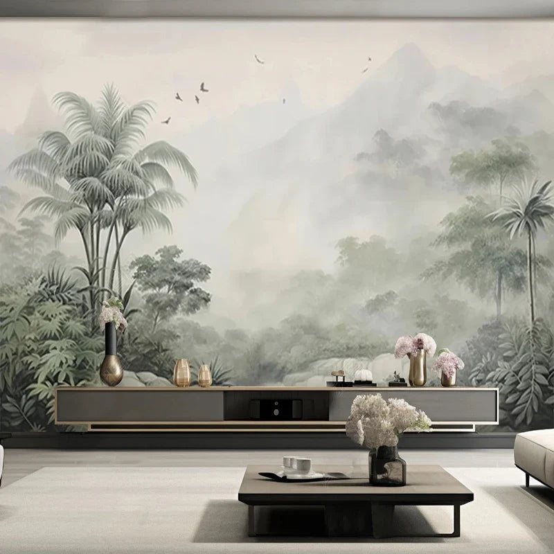 Papier peint panoramique Palmiers dans la brume : palmiers et montagnes dans la brume, camaïeu gris vert, vol d'oiseaux, posé dans un salon