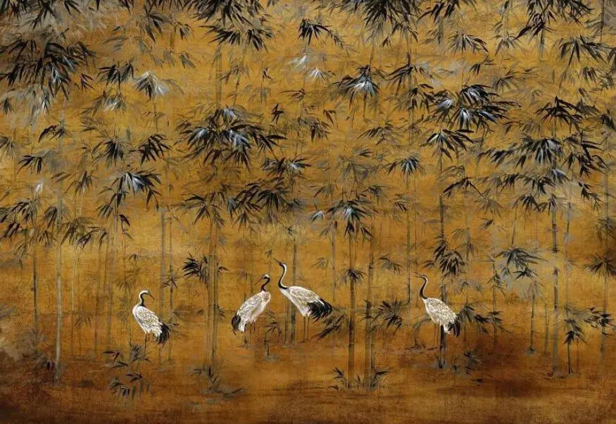Papier peint panoramique Chinoiserie bambous et grues ocre : vue à plat du motif, bambous à l'encre et grues blanches sur fond ocre patiné