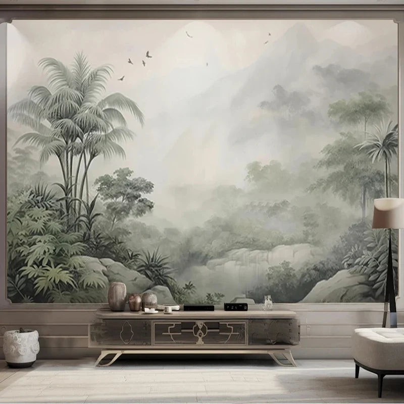 Papier peint panoramique Palmiers dans la brume : palmiers et montagnes dans la brume, camaïeu gris vert, vol d'oiseaux, posé dans un salon
