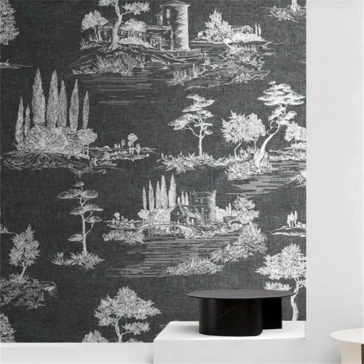 Papier peint panoramique Toile paysagère noire : paysage gravé en blanc sur fond noir, villas et cyprès, posé dans un salon