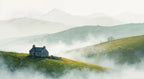 Papier peint panoramique Maison sur la colline dans la brume : vue à plat, petite maison de pierre sur une colline verte, vallées noyées de brume et montagnes pâles