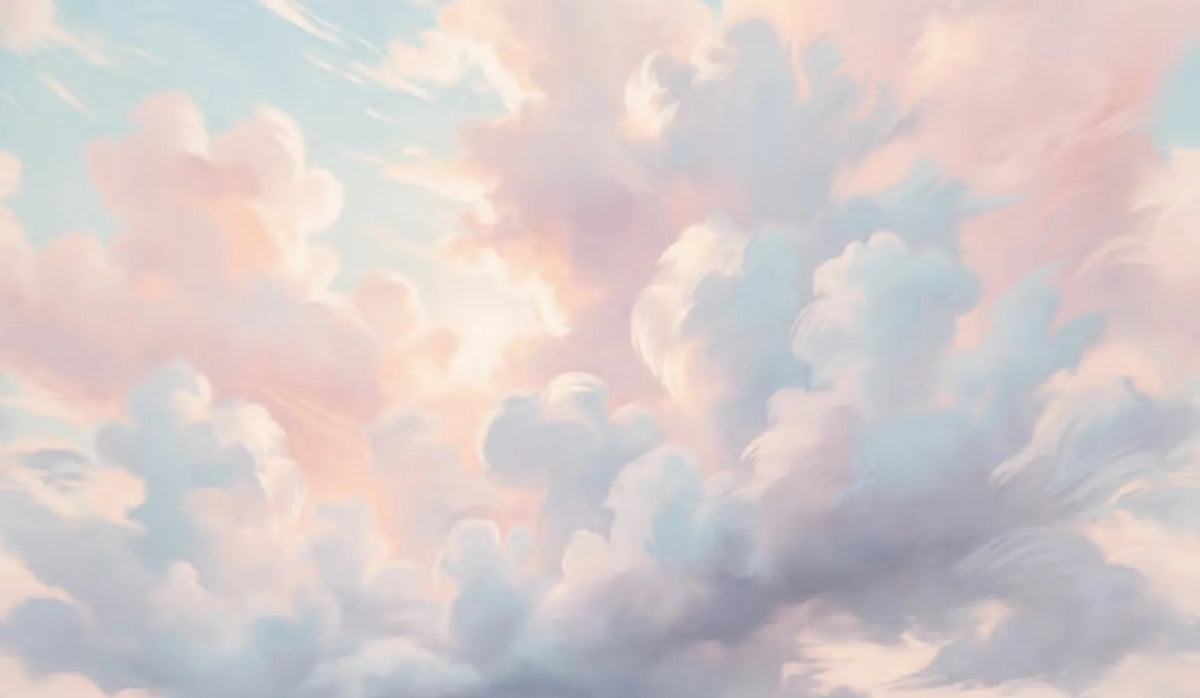 Papier peint effet nuages peints pêche et bleu brume : vue du motif, nuages peints en touches douces de pêche, rose pâle et bleu brume