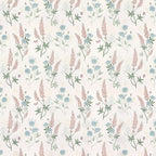 Papier peint panoramique Lupins et fleurs des prés : vue du motif, lupins vieux rose, fleurs bleu pâle et feuillages sur fond crème