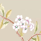 Papier peint panoramique Chinoiserie jardin fleuri sable : détail du motif, fleurs blanches et rosées sur une branche