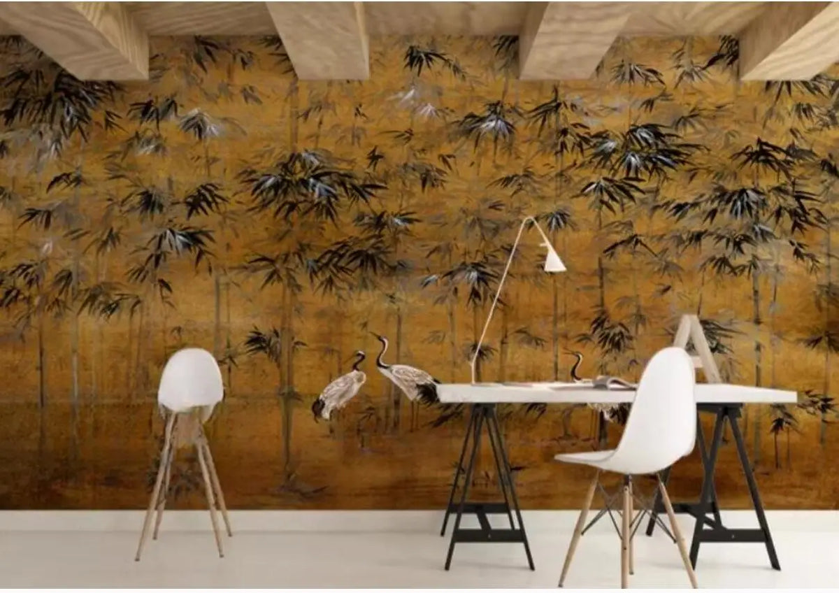 Papier peint panoramique Chinoiserie bambous et grues ocre : forêt de bambous sur fond ocre patiné, posé dans un bureau