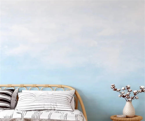 Papier peint effet ciel bleu brume : ciel peint bleu pâle et nuages blancs, posé dans une chambre